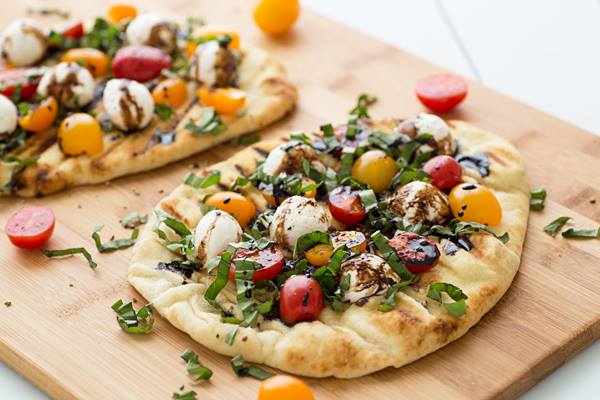 healthy pizza recipe with caprese