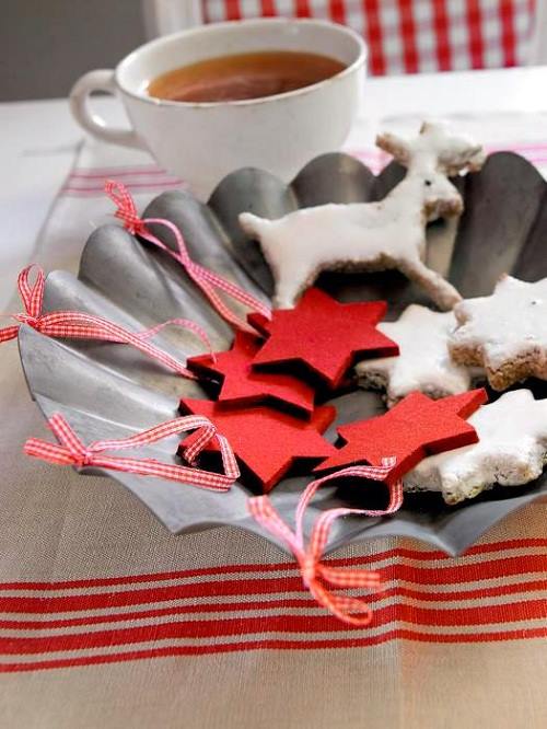 creative christmas table decor ideas with red color 12