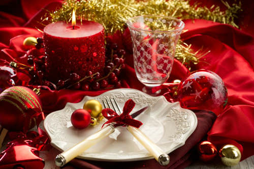 creative christmas table decor ideas with red color 16