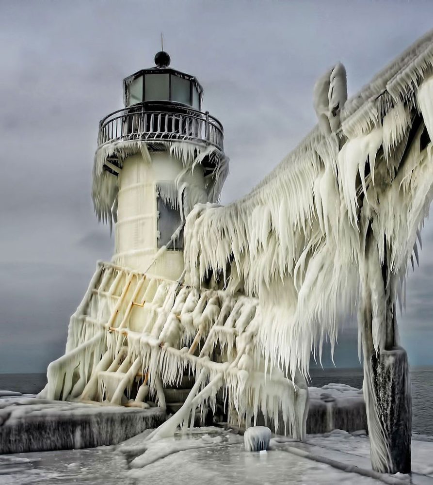 Frozen art by nature, lighthouse