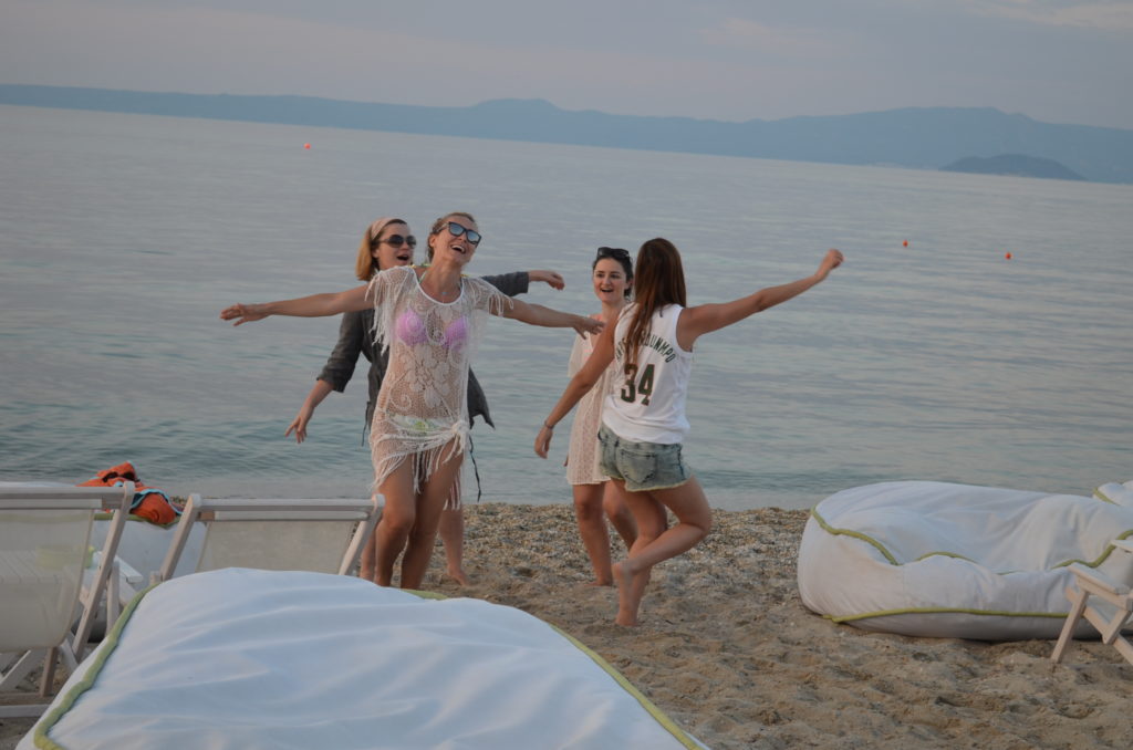 molos-beach-bar-halkidiki-dancing-on-the-beach