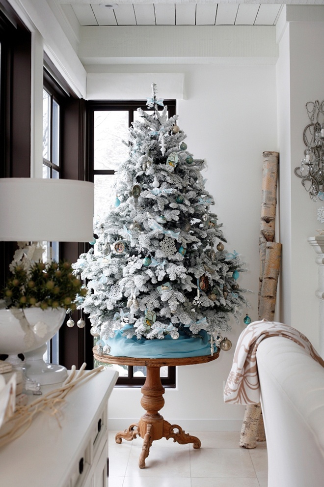 Modern-Christmas-Decorated-Living-Rooms-White-15