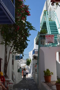 interesting things to see in Greek island Mykonos, cobbled street 4